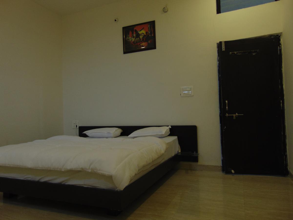 Hotel Kalajanki Удджайн Экстерьер фото